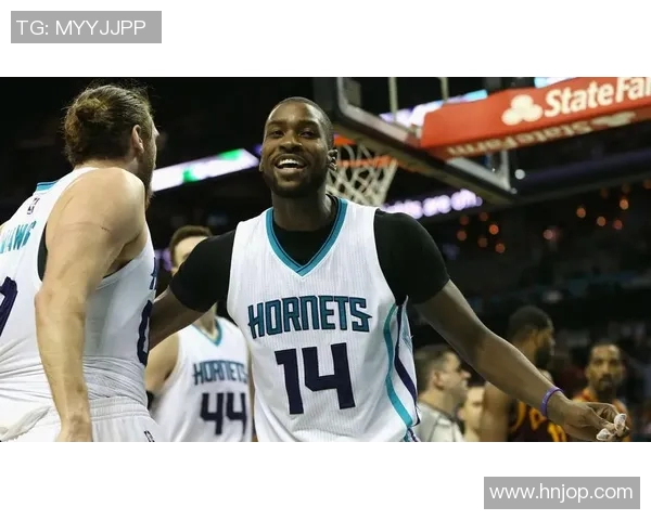 夏洛特黄蜂与洛杉矶湖人激战正酣球迷期待精彩对决与精彩瞬间